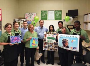 UNITED WAY PRESENTS PUBLIX EMPLOYEES WITH TOKENS OF APPRECIATION.